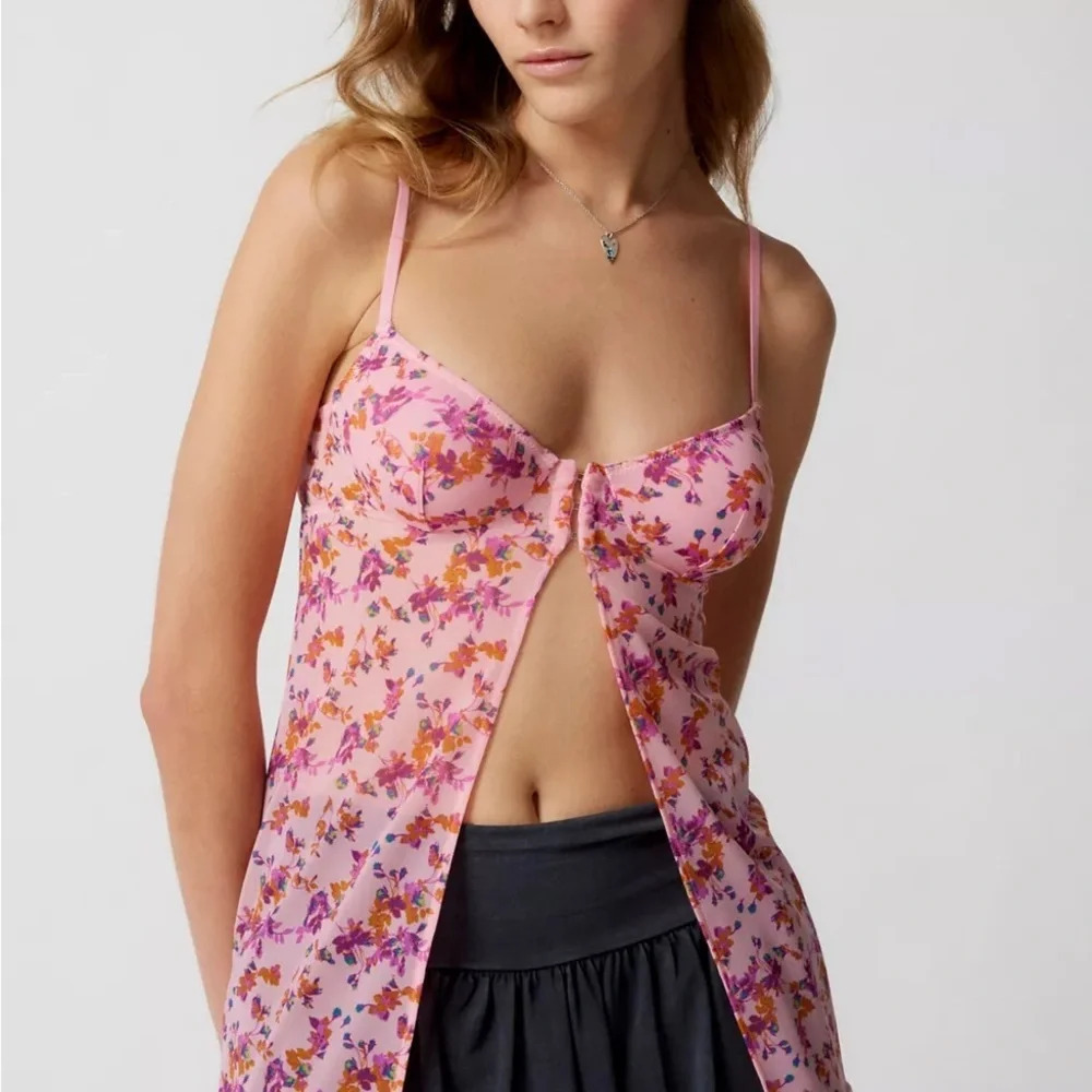UO Out From Under Carly Girl Crush Longline Flyaway Cami, Pink Floral, Med, NWT - Picture 4 of 5